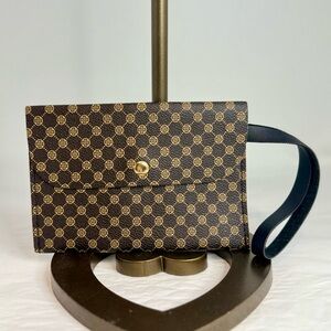 🌸NWOTBrown and Gold Patterned Wristlet. No Brand.